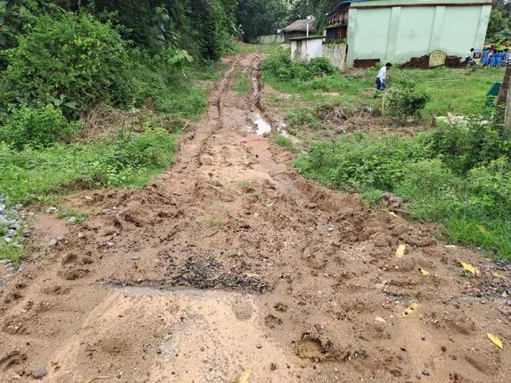 କଂକ୍ରିଟ ରାସ୍ତା ନ କରିବା ପାଇଁ କନିଷ୍ଠ ଯନ୍ତ୍ରୀଙ୍କୁ ଧମକ ଦେଉଛନ୍ତି ସମତି ସଭ୍ୟ!