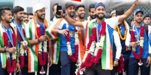 କାଂସ୍ୟ ପଦକ ବିଜେତା ହକି ଟିମଙ୍କୁ ଭବ୍ୟ ସ୍ବାଗତ, କଳିଙ୍ଗ ଷ୍ଟାଡିୟମରେ ପହଞ୍ଚିଲେ ଖେଳାଳି