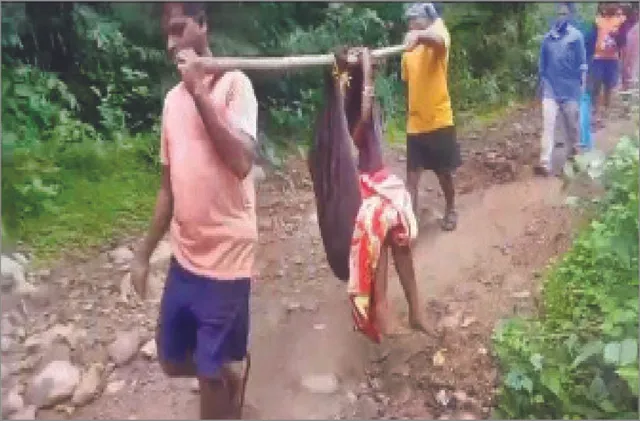 ପହଞ୍ଚି ପାରିଲାନି  ଆମ୍ବୁଲାନ୍ସ: ଦୋଳାରେ ପ୍ରସବ