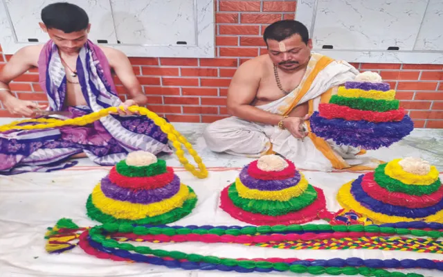 ଠାକୁରଙ୍କ ପାଇଁ ଚାଲିଛି ରାଖି ତିଆରି