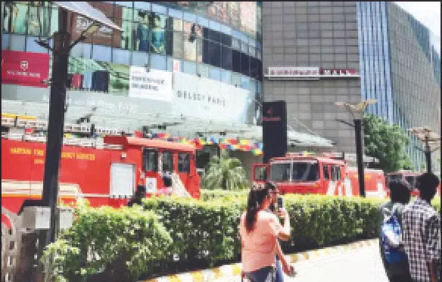 ଗୁରୁଗ୍ରାମର ଆମ୍ବିଏନ୍ସ ମଲ୍‌ରେ ବୋମା ଧମକ: ମଲ୍‌ ଖାଲି କରାଗଲା, ଲୋକେ ଆତଙ୍କିତ