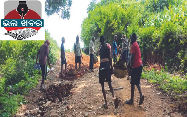 ଶ୍ରମଦାନ କରି ୩ କିମି ରାସ୍ତା ମରାମତି କଲେ ଗ୍ରାମବାସୀ