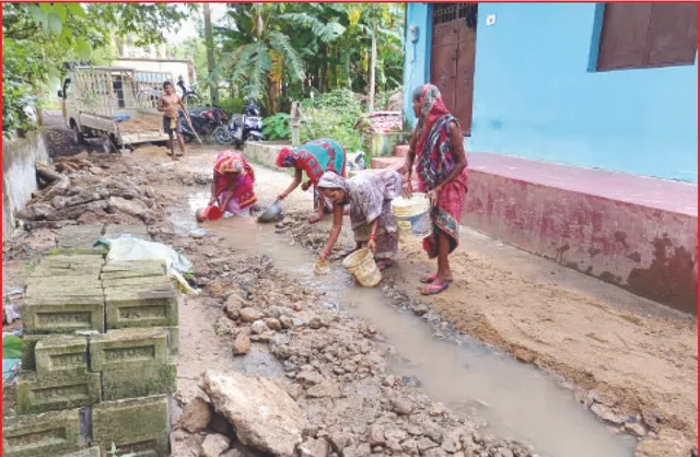 ପ୍ରଶାସନ ଶୁଣିଲାନି: ରାସ୍ତା ମରାମତି କଲେ ଗ୍ରାମବାସୀ
