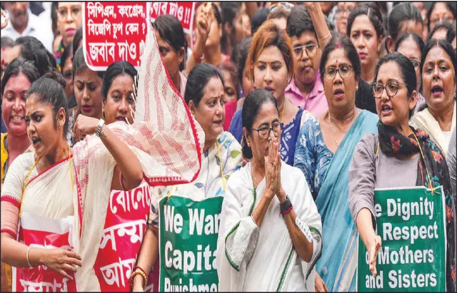 ଅଭିଯୁକ୍ତକୁ ମୃତ୍ୟୁଦଣ୍ଡ ଦାବି କରି ମମତାଙ୍କ ରାଲି: ହସ୍ପିଟାଲ ଭଙ୍ଗାରୁଜା ପାଇଁ ବିଜେପି, ସିପିଏମ୍‌କୁ ଦାୟୀ କଲେ