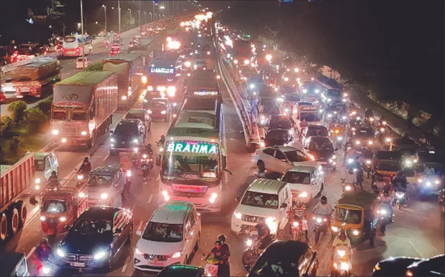 ଭୁବନେଶ୍ବର ୪ ଘଣ୍ଟା ଠପ୍‌: ଫସିଲା ଆମ୍ବୁଲାନ୍ସ, ଅଣନିଶ୍ବାସୀ ବରିଷ୍ଠ ନାଗରିକ