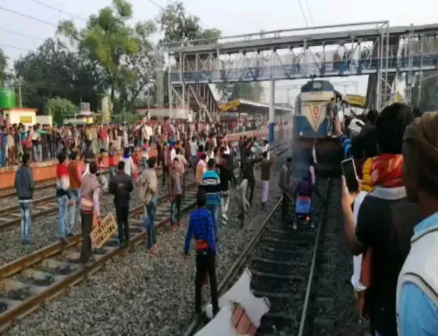 শিয়ালদা দক্ষিণ শাখা একাধিক ট্রেন বাতিল, চরম অসন্তোষে যাত্রীরা