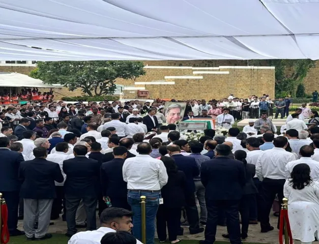 শেষ যাত্রায় রতন টাটা: "টাটা মোটরস" গাড়িতে নিরবে নিঃশব্দ শুয়ে আছেন