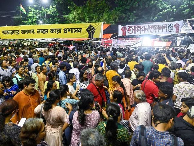 আদালতের নির্দেশের পর বদলে গেল ছবি,তড়িঘড়ি ব্যারিকেড সরাচ্ছে রাজ্য