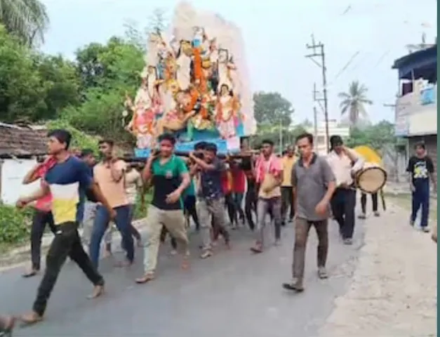 ঐতিহ্যের পুনরুত্থান: শান্তিপুরে মা দুর্গার কাঁধে নিরঞ্জন