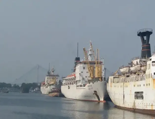 ঘূর্ণিঝড়ের মোকাবিলায় হলদিয়া ডকে জরুরী প্রস্তুতি : ব্যাপক বিপদের আশঙ্কায় ডক করা হলো ৪০ টা জাহাজ