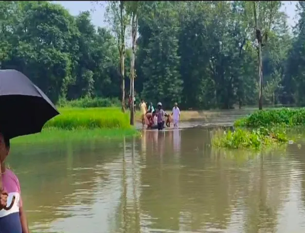 ডেবরায় বাড়ছে জল যন্ত্রণা : জীবনযাত্রা বিপর্যস্ত স্থানীয়দের