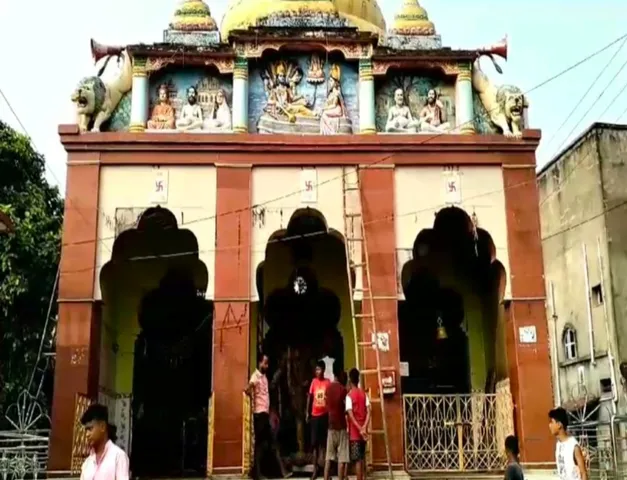 পালানোর চেষ্টা করছিলেন মা, তাই শিকল দিয়ে বেঁধে রাখা হয় ছাতনার এই কালিকে