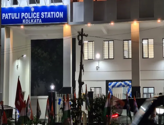 উত্তপ্ত পাটুলি : বিজেপি কর্মীর সাথে ধস্তাধস্তি পুলিশের