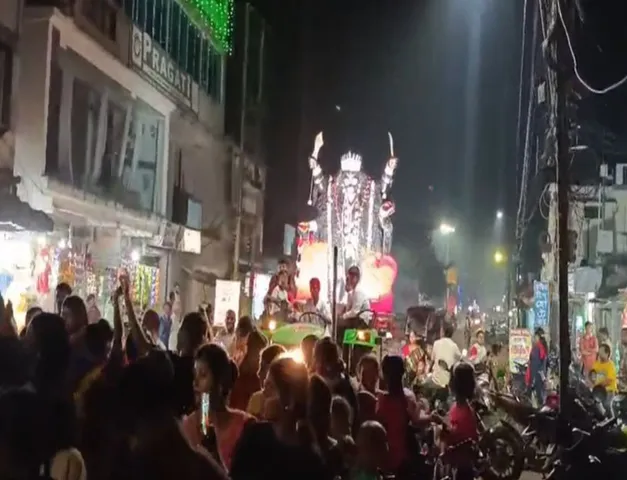 রণক্ষেত্র শান্তিপুর : মুখে মদ নিয়ে ছেটানো হলো মহিলার গায়ে!