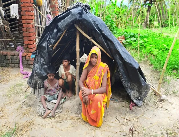 বিরাট খবর : পলিথিন-ত্রিপল কাটিয়ে কোনমতে দিন কাটছে, তবুও আবাস যোজনায় অন্তর্ভুক্ত হয়নি নাম