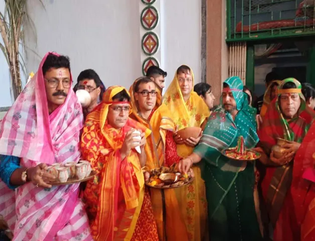 নারীর ছদ্মবেশে ১৩ জন পুরুষ! কি করছে পুজো মণ্ডপে? জানুন বিস্তারিত….