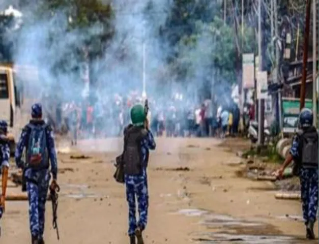BREAKING : মণিপুরে উত্তেজনা অব্যাহত! তিনটি জেলায় কারফিউ ও ইন্টারনেট নিষেধাজ্ঞা