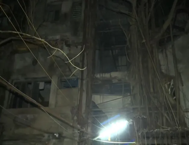 হুড়মুড়িয়ে ভেঙে পড়ল ছাদ : ফিরহাদ হাকিমের এলাকায় ভয়াবহ দুর্ঘটনা, মৃতের সংখ্যা?