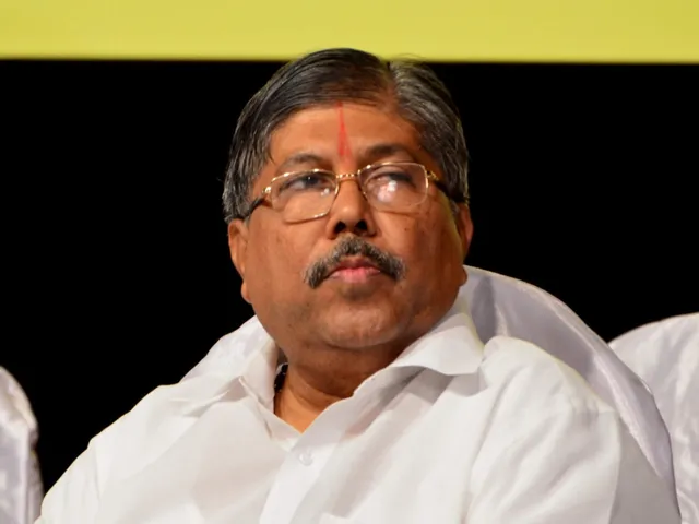 সকাল ৭ টা থেকে ১১ টার মধ্যে ভোট দেওয়ায় জনগণকে কফি ও উপহার...ভোটারদের প্রভাবিত করার অভিযোগ