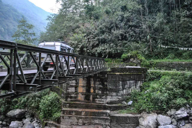 Vehicle_crossing_Iron_Bridge_on_the_way_to_Lachen,North_Skkim