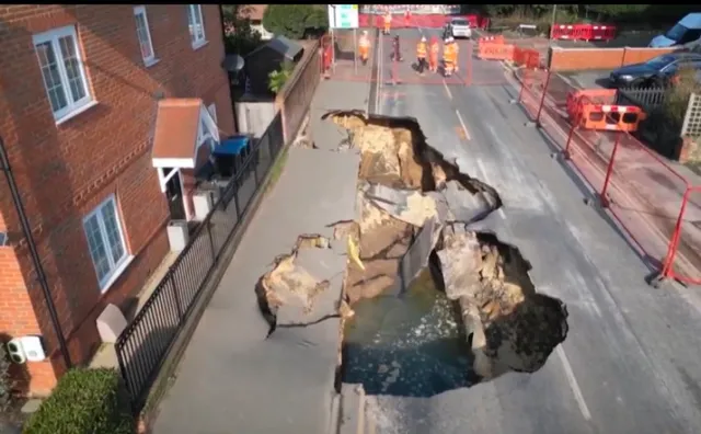 ভয়াবহ সিঙ্কহোল :  ৬৫ ফুট পর্যন্ত বিস্তৃত হয়েছে গভীর গর্ত