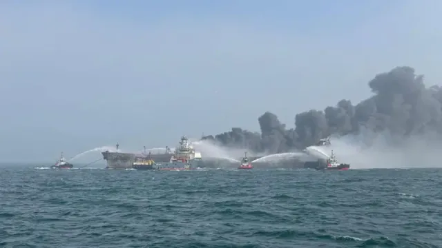 উত্তর সাগরে দুই জাহাজের মুখোমুখি সংঘর্ষ : ২৪ ঘন্টা পরেও দাউ দাউ করে জ্বলছে আগুন! কি ছিল জাহাজে? জানুন বিস্তারিত