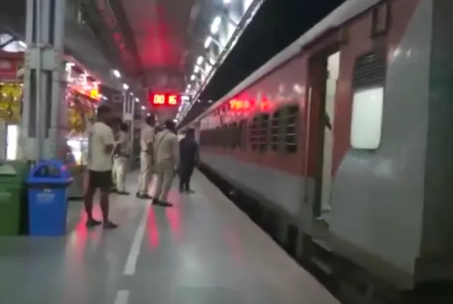 দুর্ঘটনা কাটিয়ে ২০৯ জন যাত্রী নিয়ে মাঝরাতে কামাখ্যা স্টেশনে পৌঁছল কামাখ্যা এক্সপ্রেস!