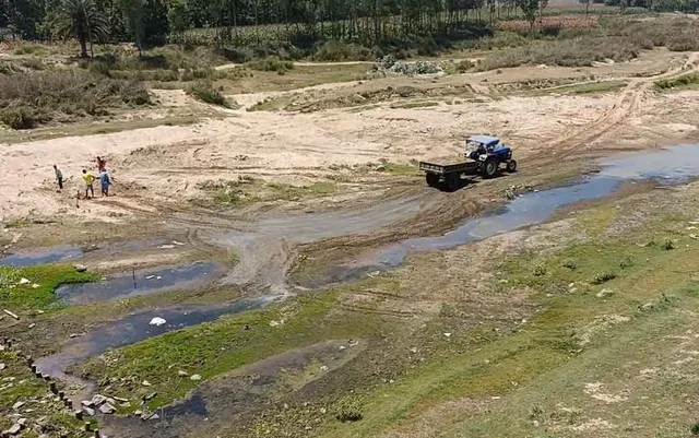 সরকারি নিষেধ অমান্য- প্রশাসনের নাকের ডগায় রমরমিয়ে চলছে বালি পাচার! নাম জড়ালো শাসকদলের