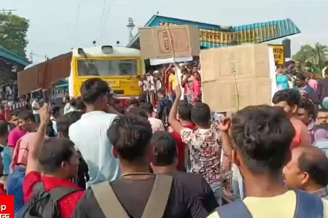 Breaking : দক্ষিণ বারাসাতে ট্রেন অবরোধ, কামরা বিভাজন ঘিরে নিত্যযাত্রীদের বিক্ষোভ
