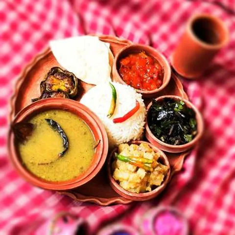 ভাত, ডাল, নিরামিষ পদ, ভাজা, চাটনি