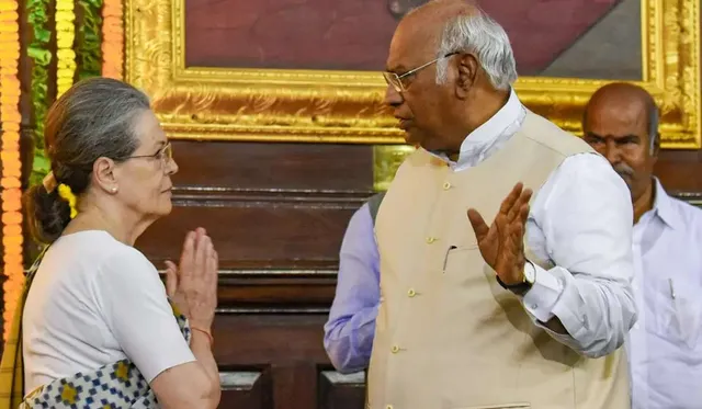 sonia-gandhi-mallikarjun-kharge.jpg