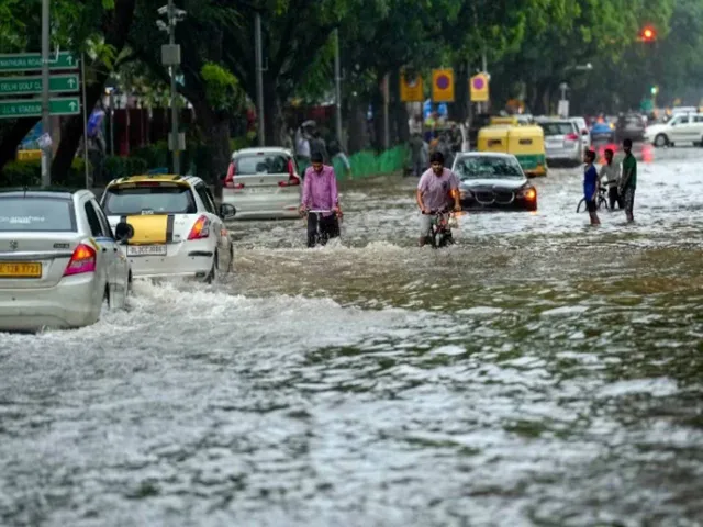 delhi flood.jpg