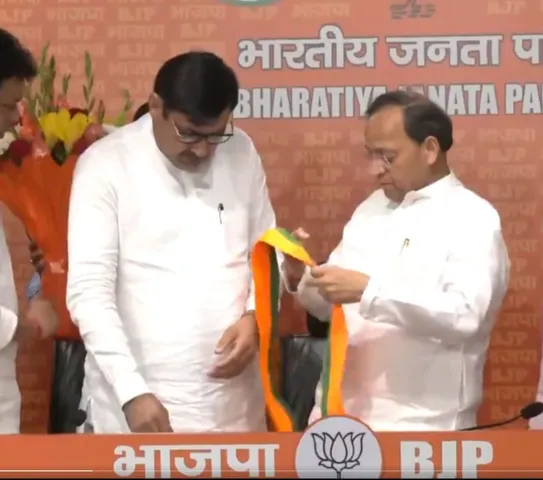 আবারও দলে ফাটল, বিজেপিতে যোগ দুই নেতার!