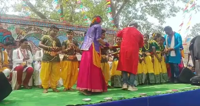 রঙ থেকে দূরে নয় বরং রঙ বদলানো মানুষের থেকে দূরে থাকুন