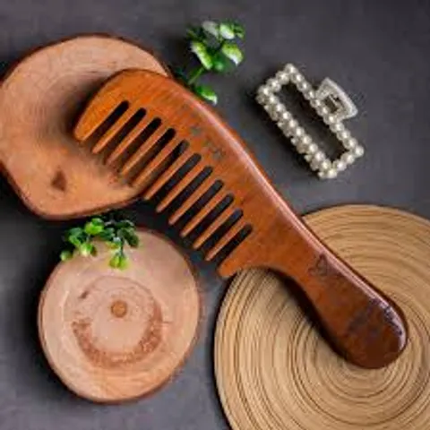 কাঠের চিরুনি ব্যবহার করলে কী ফল পাওয়া যায়?