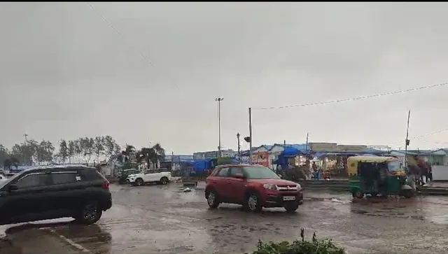 প্রবল বৃষ্টিতে হোটেল বন্দি পর্যটকেরা!