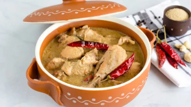 পেঁয়াজ রসুন ছাড়া মুরগির মাংসের ঝোল.