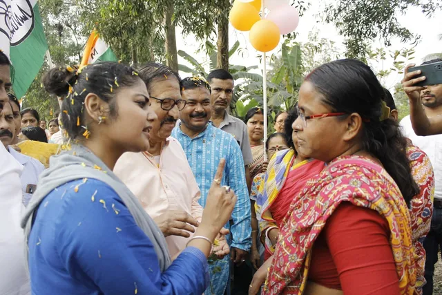 ভোটের মুখে জনসংযোগে সায়নী ঘোষ!