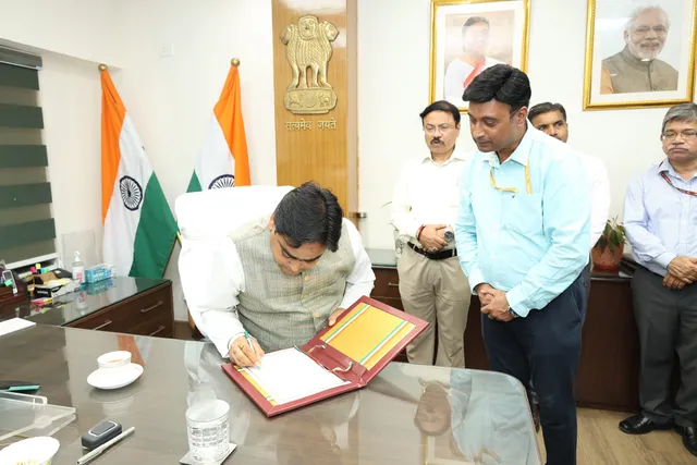 প্রতিমন্ত্রীর পদে আসীন হলেন শান্তনু!