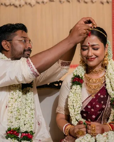 'একই সাথে একই ঘরে' কুটো বাঁধলেন শোভন ও সোহিনী