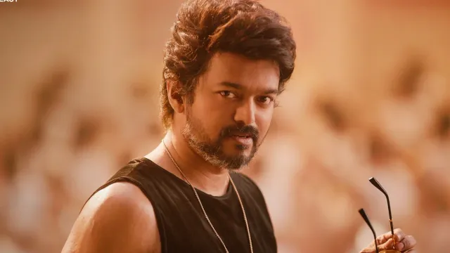 কেরলে বিজয়ের গাড়ি ভেঙে চুরমার!