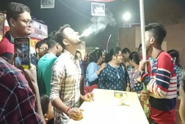 এই বিস্কুটে কামড়ালে আওয়াজ হয় না ধোঁয়া বের হয়, স্মোক বিস্কুটে মজেছে মেদিনীপুর
