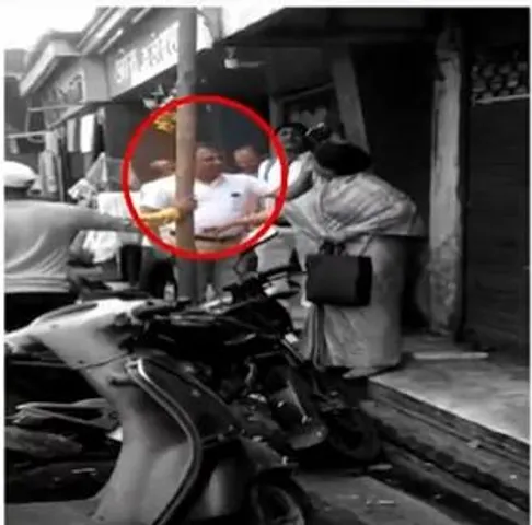 দোকানের সামনে পোস্টারে না, বৃদ্ধাকে চড় মারলেন নেতা