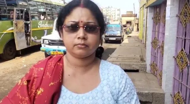 শিক্ষিকাকে স্কুলে ঢুকতে বাধা