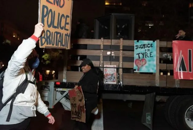 টায়ার নিকোলসকে পুলিশের মারধরের প্রতিক্রিয়ায় মেমফিস দুজন জরুরি মেডিকেল টেকনিশিয়ানকে বরখাস্ত করেছে