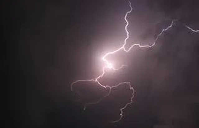 তীব্র বজ্রবিদ্যুৎ সহ বৃষ্টিতে ভিজল দক্ষিণ ২৪ পরগনা