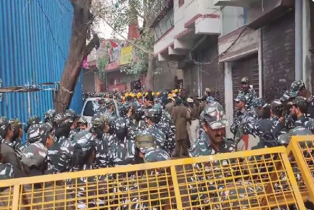 দখল বিরোধী অভিযানের বিরুদ্ধে দিল্লিতে বিক্ষোভ