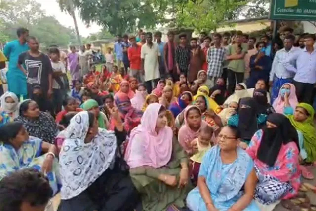 রেলের জারি করা নোটিশের বিরোধিতায় ধর্না