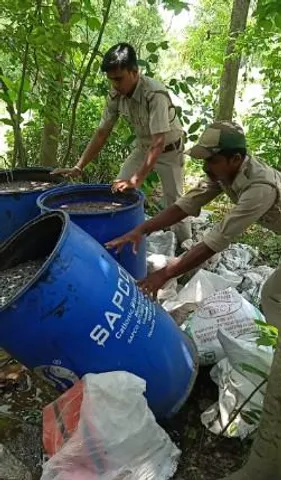 ৫০ লিটার অবৈধ চোলাই মদ এবং ৪ হাজার লিটার মদ তৈরির উপকরণ নষ্ট করল সাঁকরাইল থানার পুলিশ