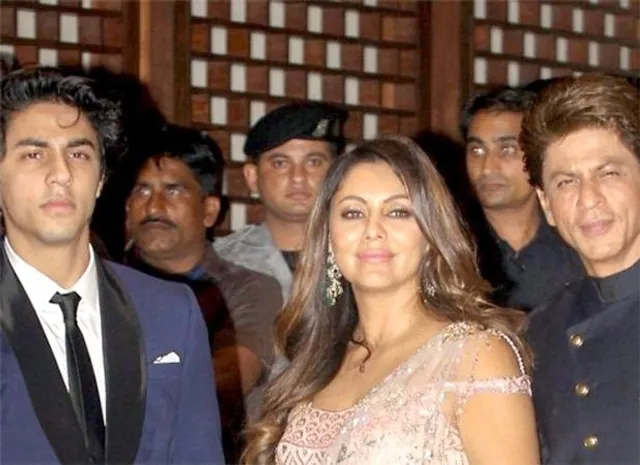 মা-বাবাকে দেখে কেঁদে ভাসালেন আরিয়ান